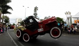 Lễ hội xe Jeep lớn nhất hành tinh: Bốc đầu quay 360 độ cực điêu luyện