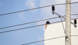 Nam thanh niên thất tình leo lên nóc siêu thị định tự tử