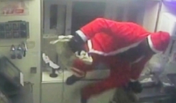 'Ông già Noel' trèo cửa sổ, dùng dao cướp cửa hàng KFC