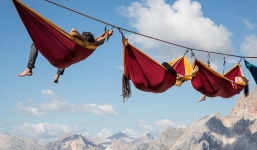 Mắc võng nằm vắt vẻo giữa không trung, nguy hiểm chưa từng thấy