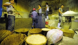 Trung Quốc: Hàng trăm kg mì “ngậm” hóa chất chết người