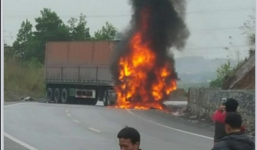 Đi đám cưới, 2 nam thanh niên bị xe container đâm tử vong