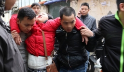 Video: Hàng trăm người chen lấn xô đẩy đển ngất xỉu chờ tiêm vắc xin 5 trong 1