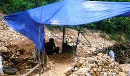 Băng cướp bịt mặt tấn công người đào vàng giữa đêm