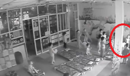 Video: Bảo mẫu đánh trẻ giữa lớp khiến dư luận phẫn nộ