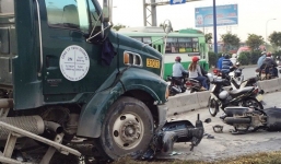 Hiện trường vụ tai nạn xe bồn cuốn hàng loạt xe máy vào gầm ở Sài Gòn