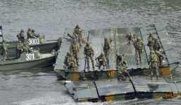 Video: Iraq dùng cầu phao tấn công cứ điểm IS