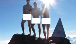 3 người nước ngoài nude trên đỉnh Fansipan khiến dân 'phượt' phẫn nộ