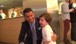 Cậu bé mồ côi người Libăng vỡ òa khi được ôm C.Ronaldo