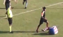 Cầu thủ sút thẳng mặt đối phương bị đội bóng sa thải