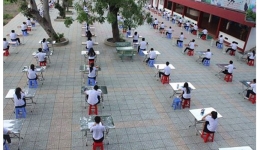 Hình ảnh học sinh TP HCM ngồi thi ở sân trường gây 'sốt'