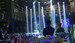 Video: Hàng trăm cảnh sát đột kích vũ trường, dân chơi vứt ma túy