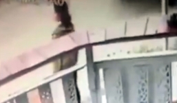 Video: Xe Jeep mất lái chèn trúng người phụ nữ