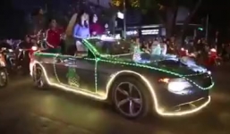 BMW tiền tỷ trang hoàng lộng lẫy lượn khắp phố Bà Triệu trong đêm Noel