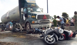 Xe bồn đâm hàng loạt xe máy ở cửa ngõ Sài Gòn, xa lộ Hà Nội kẹt cứng