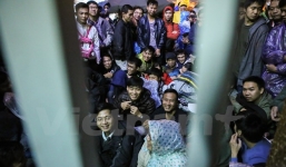 Hà Nội: Trăm người dân 'bám trụ' suốt đêm chờ tiêm vắcxin cho con