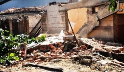 Công nhân bị bức tường nặng hàng tấn đổ sập đè lên người