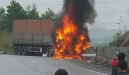 Xe máy bốc cháy dưới gầm container, hai người tử vong