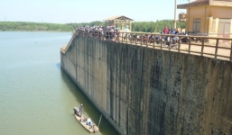 Nữ sinh Bình Dương nhảy cầu tự tử vì học kém