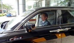 Đại gia Lê Ân lái xe gần 30 tỷ đi mua quà cho vợ trẻ