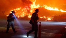 Cả nhà kinh hãi khi lái xe xuyên biển lửa giữa rừng