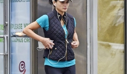 Mặt mộc nhợt nhạt của tân Hoa hậu Hoàn vũ trên đường phố New York