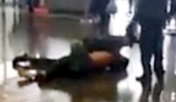 Nam thanh niên cởi trần gây náo loạn sân bay Nội Bài