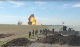 Video: Xe bom liều chết của IS bị thổi tung lên trời