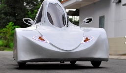 Sinh viên Việt chế xe ô tô chạy 200km hết 1 lít cồn