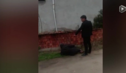 Cháu trai chửi mắng, đổ rượu, đấm đá bà gây phẫn nộ