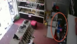 Video: Mẹ dàn cảnh để con trai 3 tuổi trộm tiền trong cửa hàng