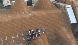 Clip: Học sinh cấp 2 lên mái nhà tỏ tình khiến phụ huynh ngã ngửa