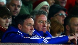 Hiddink vẫn chưa thể vực dậy 'con tàu đắm Chelsea'