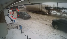 Lốp văng khỏi xe tải khi vào cua, suýt lao vào người đi bộ