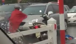 Video: Người đàn ông đi xe máy ngược chiều 'ăn vạ' trên capô ôtô