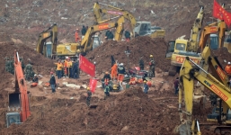 Quan chức chỉnh đốn bãi thải bị sạt lở Trung Quốc nhảy lầu tự tử