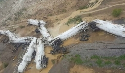 Tàu chở 200.000 lít axit bị trật bánh, nằm gấp khúc trên đường ray