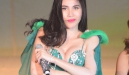 Thủy Tiên bị fan phản ứng vì trang phục phản cảm