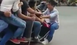 Xe máy chở 8 người lao vù vù trên đường