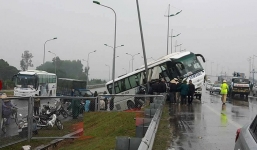 Xe “Samsung” lao lên lan can, nhiều người hoảng loạn