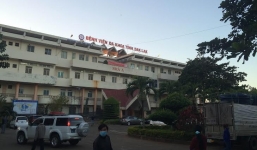 Xông vào phòng làm việc, khống chế nữ bác sĩ cướp điện thoại