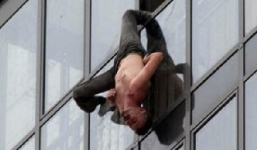 Hoảng hốt cảnh người đàn ông bị treo lơ lửng ở tầng 15 bằng ống quần