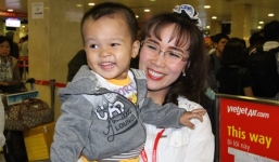 Bà chủ hãng Vietjet vui đùa với em bé tại sân bay