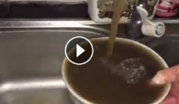 Người dân kinh hãi vì nước bỗng nhiên đen như dưới cống