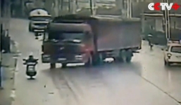 Xe tải mất lái chèn nát xe máy