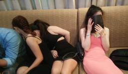 Bắt quả tang nữ tiếp viên ăn mặc hở hang phục vụ khách Hàn ở Sài Gòn