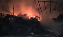 Video: Tiểu thương gào thét trong tuyệt vọng nhìn lửa thiêu rụi chợ Phủ Lý