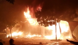 Chợ Phủ Lý bốc cháy dữ dội trong đêm cuối cùng của năm 2015