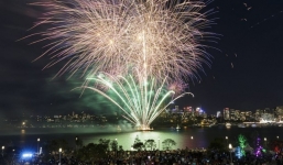 Video: Pháo hoa rực rỡ đón năm mới 2016 trên cầu cảng Sydney