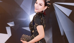 Thu Thủy lạ mắt cùng phụ kiện trăm triệu đi dự event